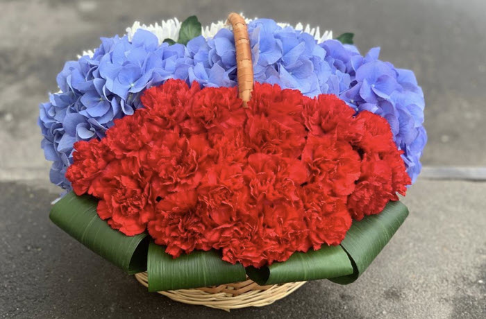 Какие цветы дарят на День Победы (гвоздики, маки, составные букеты)