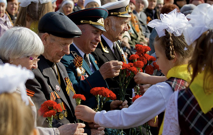 Какие цветы дарят на День Победы (гвоздики, маки, составные букеты)