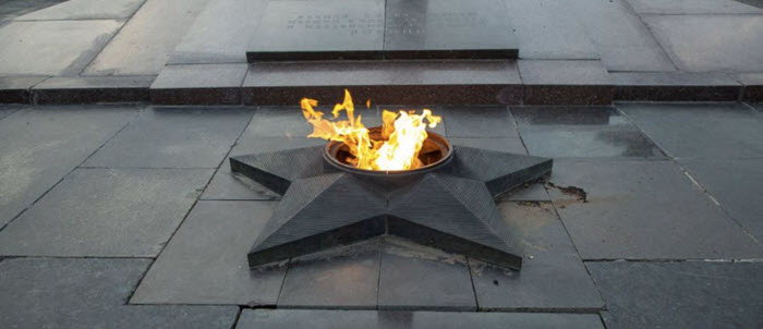 Символы Дня Победы: Георгиевская лента, Вечный огонь, Красная гвоздика, Парад и салют
