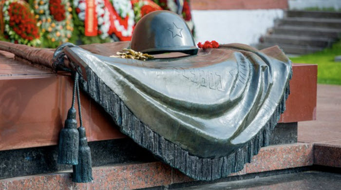 Символы Дня Победы: Георгиевская лента, Вечный огонь, Красная гвоздика, Парад и салют